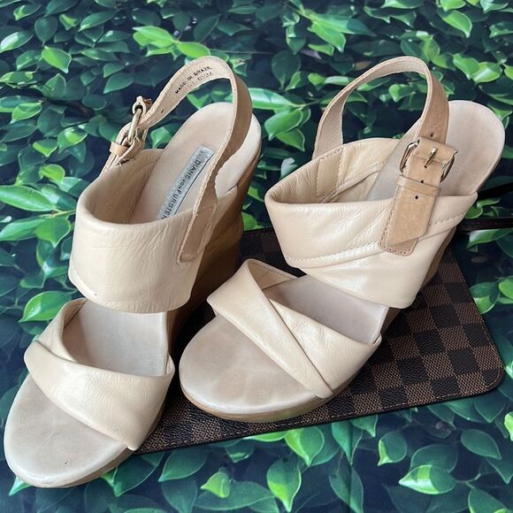 Diane Von Furstenberg cream leather w/abstract wooden wedge - Picture 2 of 8